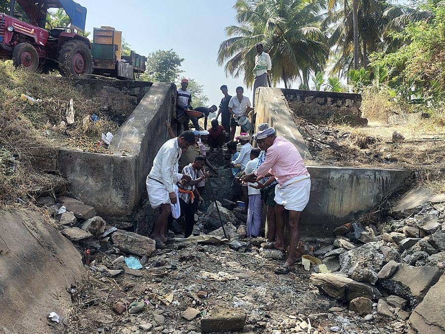 ಮಲೇಬೆನ್ನೂರು ಹೊರವಲಯದಲ್ಲಿ ಹರಿಯುತ್ತಿರುವ ಭದ್ರಾ 9ನೇ ‘ಬಿ’ ಉಪನಾಲೆ 6ನೇ ಪೈಪ್‌ ಔಟ್ಲೆಟ್ ಬಳಿ ರೈತರೇ ಬುಧವಾರ ಡ್ರಾಪ್‌ ನಿರ್ಮಿಸುತ್ತಿರುವುದು