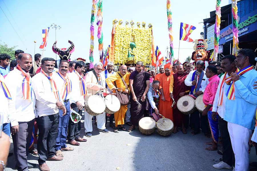 ಕನಕಪುರ ನಗರದಲ್ಲಿ ಧಮ್ಮ ದೀವಿಗೆ ಟ್ರಸ್ಟ್ ವತಿಯಿಂದ ನಡೆದ ಸಾವಿತ್ರಿಬಾಪುಲೆ ಜನ್ಮದಿನಾಚರಣೆಯ ಮೆರವಣಿಗೆ ಕಾರ್ಯಕ್ರಮಕ್ಕೆ ದೇಗುಲ ಮಠದ ಹಿರಿಯ ಶ್ರೀ ಚನ್ನಬಸವ ಸ್ವಾಮೀಜಿ ಚಾಲನೆ ನೀಡಿದರು