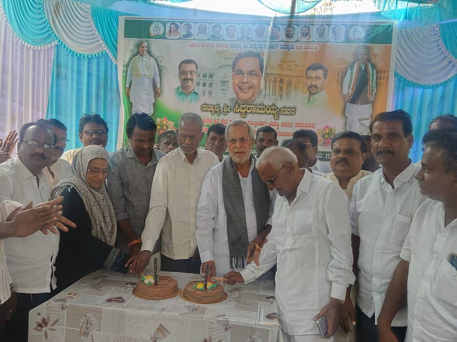 ಯಾದಗಿರಿ ನಗರದಲ್ಲಿ ಮಂಗಳವಾರ ಶಾಸಕ ಚನ್ನಾರೆಡ್ಡಿ ಪಾಟೀಲ  ತುನ್ನೂರು ಅವರು ಕೇಕ್‌ ಕತ್ತರಿಸಿ ಸಂಭ್ರಮಿಸಿದರು