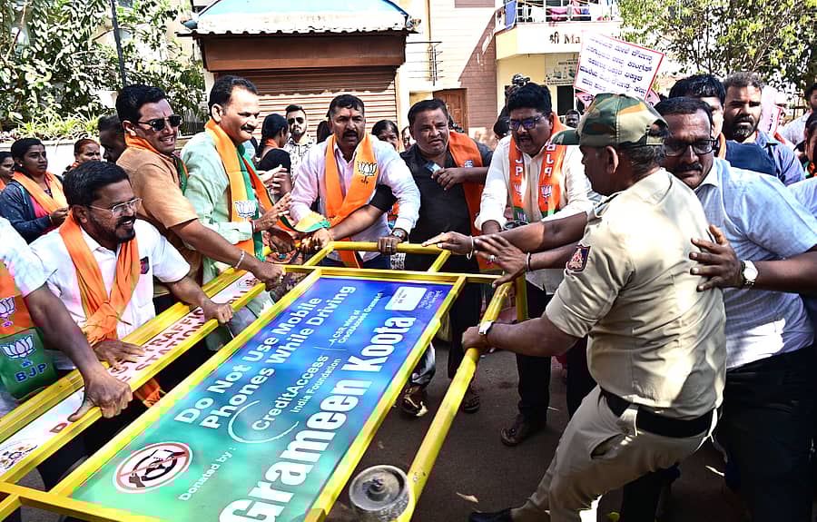 ಹುಬ್ಬಳ್ಳಿಯ ಕೇಶ್ವಾಪುರ ಠಾಣೆ ಎದುರು ಬುಧವಾರ ಬಿಜೆಪಿ ಕಾರ್ಯಕರ್ತರು ಮತ್ತು ಪೊಲೀಸರ ಮಧ್ಯೆ ಮಾತಿನ ಚಕಮಕಿ ನಡೆಯಿತು
–ಪ್ರಜಾವಾಣಿ ಚಿತ್ರ