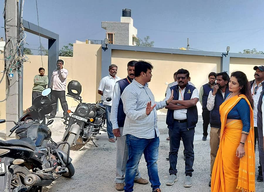 ಹೊರಮಾವು– ಅಗರ ಗ್ರಾಮದಲ್ಲಿ ಒತ್ತುವರಿ ಮಾಡಿಕೊಂಡಿರುವ ಮನೆಗಳಿಗೆ ನಗರ ಪಾಲಿಕೆ ಸಿಬ್ಬಂದಿ ನೋಟೀಸ್ ಜಾರಿ ಮಾಡಿದರು