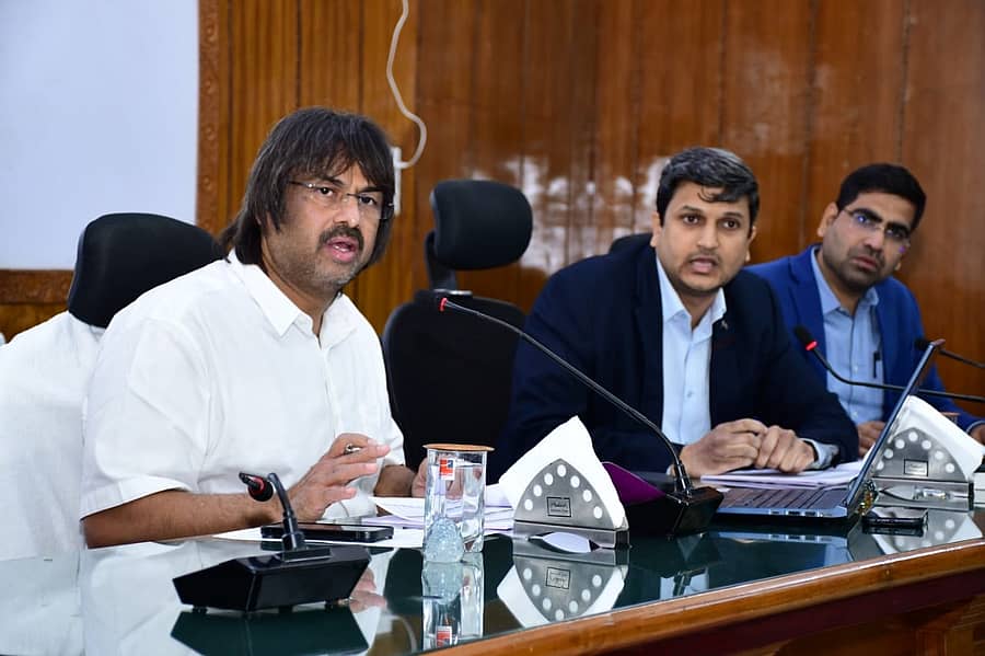 ಕಲಬುರಗಿ ಜಿಲ್ಲಾ ಪಂಚಾಯಿತಿ ಕಚೇರಿ ಸಭಾಂಗಣದಲ್ಲಿ ನಡೆದ ಶಿಕ್ಷಣ ಇಲಾಖೆ ಪ್ರಗತಿ ಪರಿಶೀಲನಾ ಸಭೆಯಲ್ಲಿ ಸಚಿವ ಮಧು ಬಂಗಾರಪ್ಪ ಮಾತನಾಡಿದರು. ರಾಹುಲ್ ಪಾಂಡ್ವೆ, ಭಂವರ್ಸಿಂಗ್ ಮೀನಾ ಇದ್ದಾರೆ