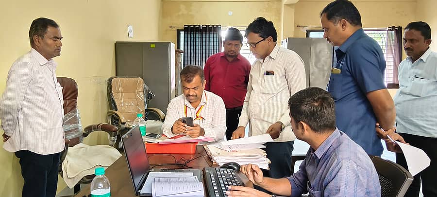 ಚಿಂಚೋಳಿಯ ಪುರಸಭೆಗೆ ಭೇಟಿ ನೀಡಿದ ಲೋಕಾಯುಕ್ತ ಪೊಲೀಸ್ ಇನಸ್ಪೆಕ್ಟರ್ ಸಿ.ಆರ್ ಭಾಷ್ಕರ ನೇತೃತ್ವದ ಅಧಿಕಾರಿಗಳ ತಂಡ ಬುಧವಾರ ಸಿಬ್ಬಂದಿಯಿAದ ಅಗತ್ಯ ಮಾಹಿತಿ ಪಡೆದರು.