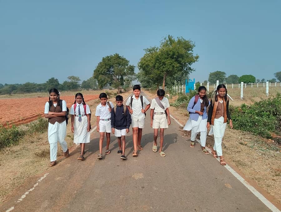 <div class="paragraphs"><p>ಗುಂಡ್ಲುಪೇಟೆ ತಾಲ್ಲೂಕಿನ ತಗ್ಗಲೂರು ಗ್ರಾಮದ ಭೋಗಯ್ಯನ ಹುಂಡಿಗೆ ನಡೆದುಕೊಂಡು ಬರುತ್ತಿರುವ ವಿದ್ಯಾರ್ಥಿಗಳು</p></div>