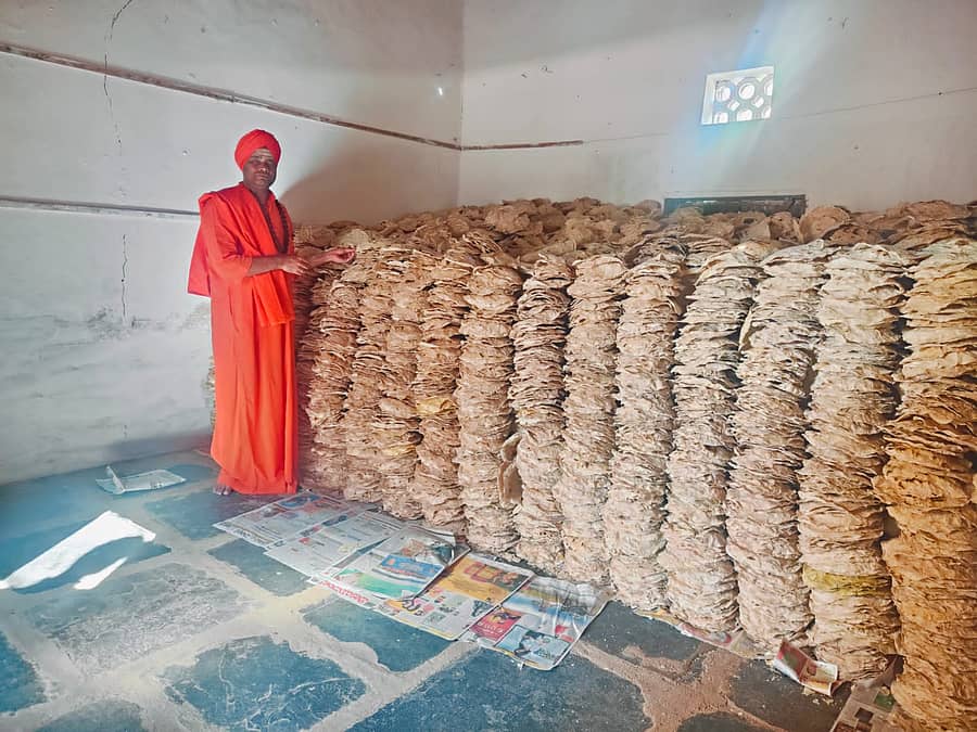 ನರಗುಂದ ತಾಲ್ಲೂಕಿನ ಶಿರೋಳದ ತೋಂಟದಾರ್ಯ ಮಠದ ಜಾತ್ರೆಗೆ ಸಿದ್ದವಾದ ರೊಟ್ಟಿಗಳೊಂದಿಗೆ ಶಾಂತಲಿಂಗ ಸ್ವಾಮೀಜಿ 