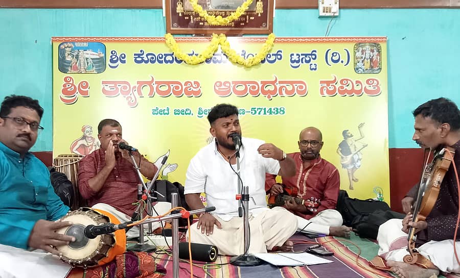 ಶ್ರೀರಂಗಪಟ್ಟಣದಲ್ಲಿ ಬುಧವಾರ ನಡೆದ ತ್ಯಾಗರಾಜರ 179ನೇ ಆರಾಧನಾ ಮಹೋತ್ಸವದಲ್ಲಿ ಹರೀಶ್ ಪಾಂಡವ ಮತ್ತು ತಂಡ ಗಾಯನ ಪ್ರಸ್ತುತಪಡಿಸಿತು