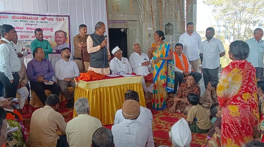 ಔರಾದ್ ತಾಲ್ಲೂಕಿನ ಬಲ್ಲೂರ್ (ಜೆ) ಗ್ರಾಮದ ಮಹಿಳೆಯರು ತಮ್ಮ ಊರಿನ ಸಮಸ್ಯೆ ಹೇಳಿಕೊಂಡರು