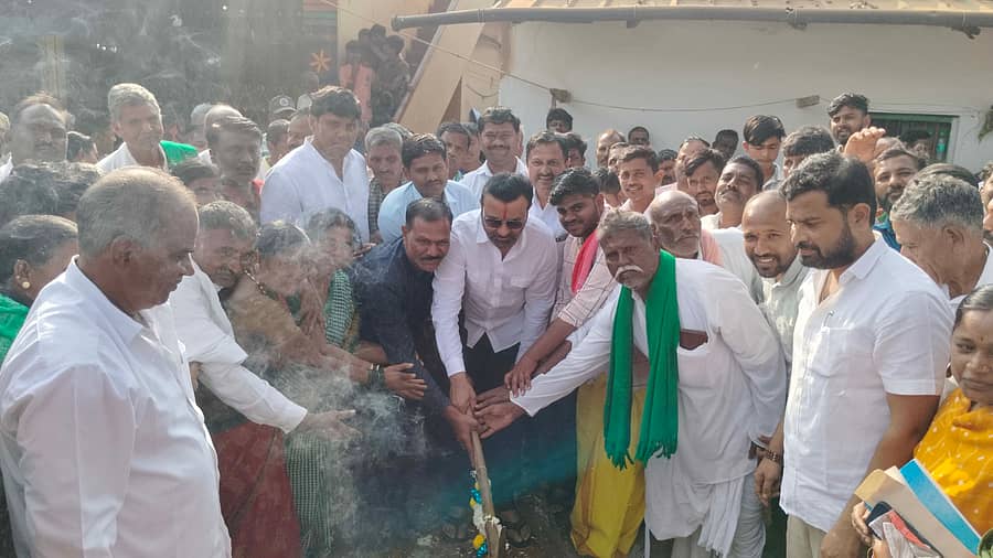 ಕಲಘಟಗಿ ತಾಲ್ಲೂಕಿನ ರಾಮನಾಳ ಗ್ರಾಮದಿಂದ ದಾಸ್ತಿಕೊಪ್ಪ ಮಾರ್ಗದ ರಸ್ತೆ ಸುಧಾರಣೆಗೆ ₹50 ಲಕ್ಷ ಅನುದಾನ ವೆಚ್ಚದ ಕಾಮಗಾರಿಗೆ ಸಚಿವ ಸಂತೋಷ್ ಲಾಡ್ ಬುಧವಾರ ಭೂಮಿಪೂಜೆ ನೆರೆವೇರಿಸಿದರು