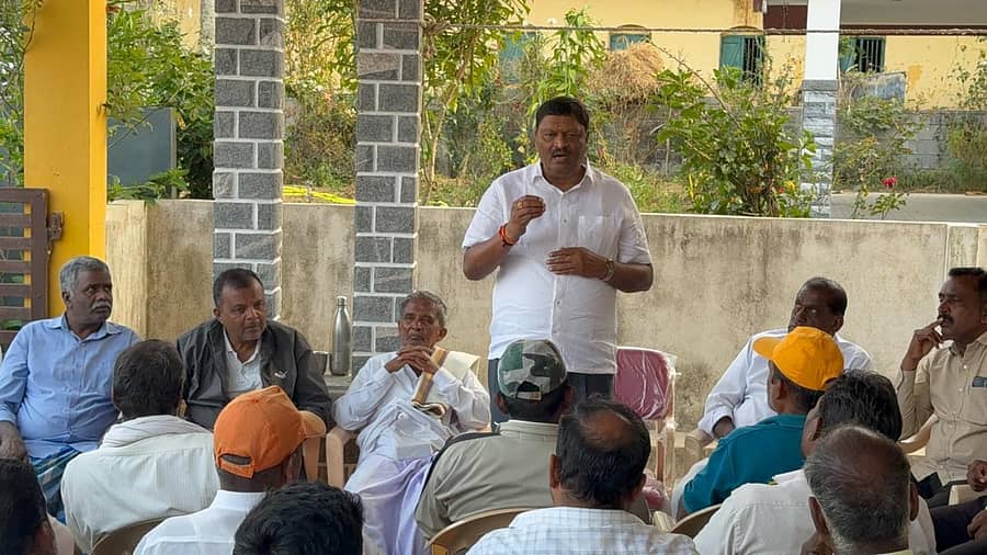 ಬೆಟ್ಟದಪುರ ಸಮೀಪದ ದೊಡ್ಡಕಮರವಳ್ಳಿ ಗ್ರಾಮದಲ್ಲಿ, ಬುಧವಾರ ಆಯೋಜಿಸಿದ್ದ ಜೆಡಿಎಸ್ ಪಕ್ಷದ ಕಾರ್ಯಕರ್ತರ ಸಭೆಯಲ್ಲಿ ಮಾಜಿ ಶಾಸಕ ಕೆ.ಮಹದೇವ್ ಮಾತನಾಡಿದರು.