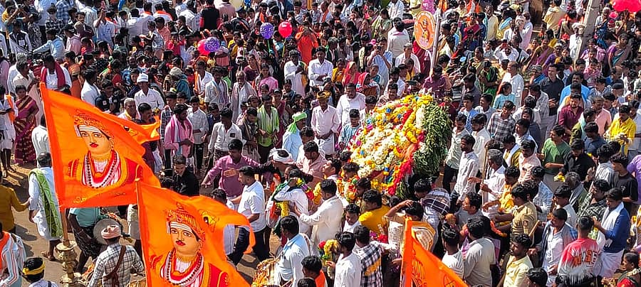 ಸಂಡೂರು ತಾಲ್ಲೂಕಿನ ಚೋರುನೂರು ಗ್ರಾಮದಲ್ಲಿ ಗುಳೇದ ಲಕ್ಕಮ್ಮ ಜಾತ್ರೆಯ ಅಂಗವಾಗಿ ದೇವಿಯ ಉತ್ಸವ ಮೂರ್ತಿಯ ಮೆರವಣಿಗೆ ನಡೆಯಿತು