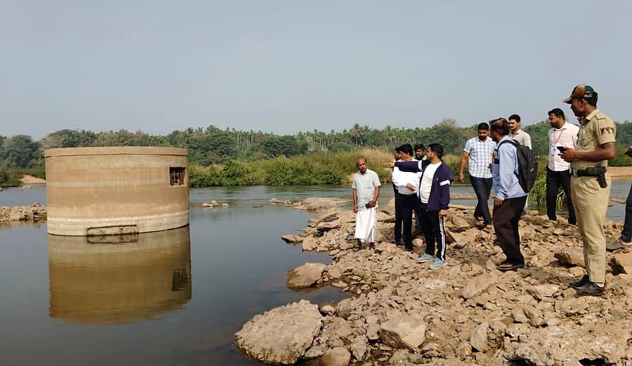 ಸಾಸ್ವೆಹಳ್ಳಿ ಸಮೀಪದ ತುಂಗಾಭದ್ರಾ ನದಿಯಲ್ಲಿ ನಿರ್ಮಾಣವಾಗುತ್ತಿರುವ ಬಹುಗ್ರಾಮ ಕುಡಿಯುವ ನೀರು ಯೋಜನೆಯ ಕಾಮಗಾರಿಯನ್ನು ಸಿಇಒ ಹಾಗೂ ಅಧಿಕಾರಿಗಳು ವೀಕ್ಷಿಸಿದರು