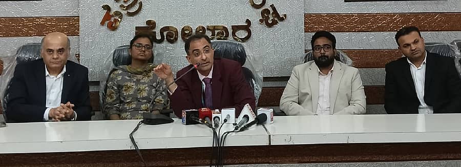 ಕೋಲಾರದಲ್ಲಿ ಮಂಗಳವಾರ ಪತ್ರಿಕಾಗೋಷ್ಠಿಯಲ್ಲಿ ಚೇತನಾ ಹಾಗೂ ಮಣಿಪಾಲ ಆಸ್ಪತ್ರೆಯ ವೈದ್ಯರು ಮಾತನಾಡಿದರು