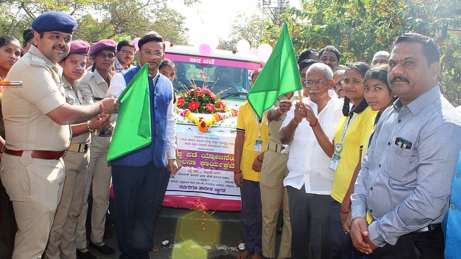 ಬಾಗಲಕೋಟೆಯಲ್ಲಿ ಬುಧವಾರ ಅಕ್ಕ ಪಡೆಗೆ ಜಿಲ್ಲಾ ಉಸ್ತುವಾರಿ ಸಚಿವ ಆರ್.ಬಿ. ತಿಮ್ಮಾಪುರ ಚಾಲನೆ ನೀಡಿದರು