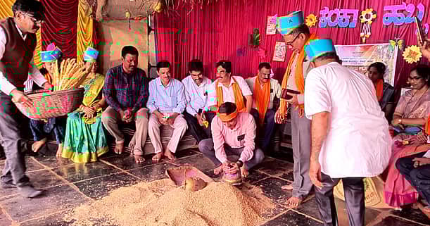 ಕುಮಟಾ ತಾಲ್ಲೂಕಿನ ಕೂಜಳ್ಳಿಯ ಶಾಲೆಯ ಕ್ಲಸ್ಟರ್ ಕೇಂದ್ರದಲ್ಲಿ ಈಚೆಗೆ ಆಯೋಜಿಸಿದ್ದ ಶಾಲಾ ಕಲಿಕಾ ಹಬ್ಬವನ್ನು ಜಿಲ್ಲಾ ಶಿಕ್ಷಣ ಮತ್ತು ತರಬೇತಿ ಸಂಸ್ಥೆ ಉಪನಿರ್ದೇಶಕ ಎನ್.ಆರ್. ಹೆಗಡೆ ಭತ್ತವನ್ನು ಬಳ್ಳದ (ಕೊಳಗ) ಮೂಲಕ ಅಳತೆ ಮಾಡಿ ರಾಶಿ ಹಾಕುವ ಮೂಲಕ ವಿಶಿಷ್ಟವಾಗಿ ಉದ್ಘಾಟಿಸಿದರು