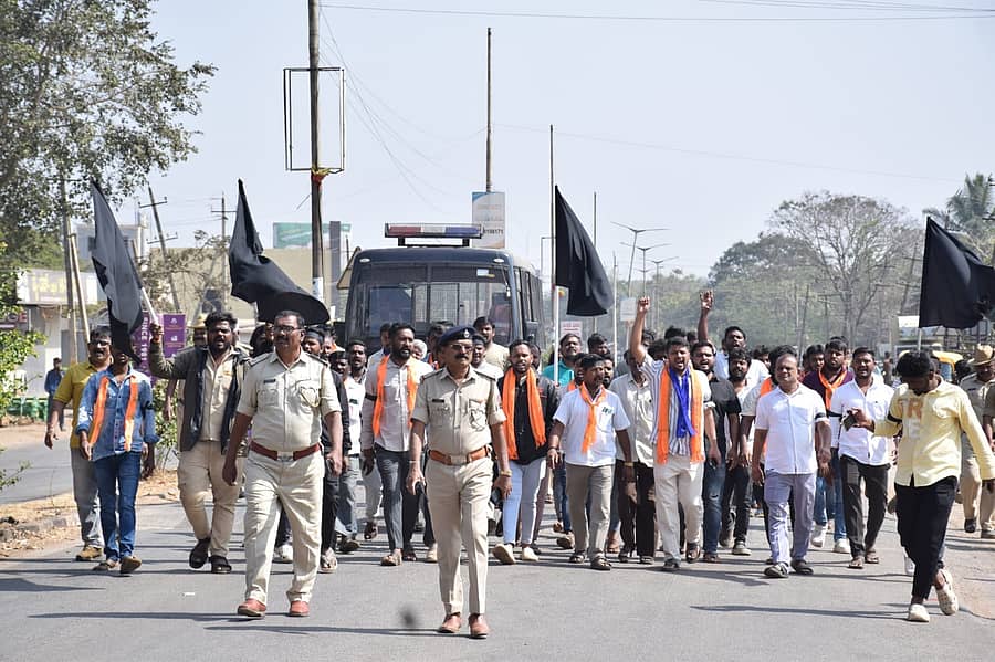 ಸರ್ಕಾರ ಇಬ್ಬಗೆಯ ನೀತಿ ಅನುಸರಿಸುತ್ತಿದೆ ಎಂದು ಆರೋಪಿಸಿ ಕರ್ನಾಟಕ ರಾಜ್ಯ ಹಿಂದೂ ಸಂಘಟನೆಗಳ ಒಕ್ಕೂಟದ ರಾಜ್ಯ ಸಂಚಾಲಕ ರಾಜು ಖಾನಪ್ಪನವರ ನೇತೃತ್ವದಲ್ಲಿ ಕಾರ್ಯಕರ್ತರು ಬುಧವಾರ ಮುಳಗುಂದ ನಾಕಾದಿಂದ ಡಿಸಿ ಕಚೇರಿವರೆಗೆ ಪಾದಯಾತ್ರೆ ನಡೆಸಿದರು