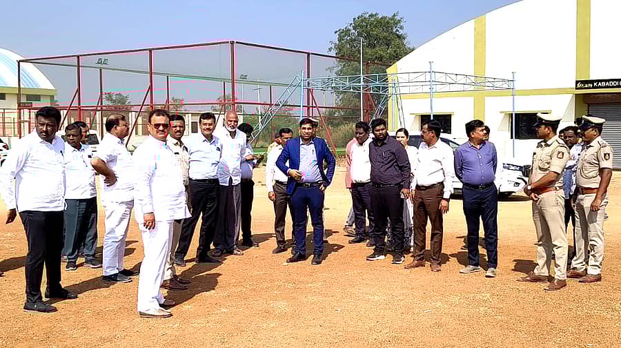 ಚಿತ್ತಾಪುರ ಪಟ್ಟಣದಲ್ಲಿ ನಡೆಯಲಿರುವ ಮುಖ್ಯಮಂತ್ರಿ ಸಿದ್ದರಾಮಯ್ಯ ಅವರ ಕಾರ್ಯಕ್ರಮದ ಸ್ಥಳವನ್ನು ಅಧಿಕಾರಿಗಳು ಬುಧವಾರ ಪರಿಶೀಲನೆ ಮಾಡಿದರು