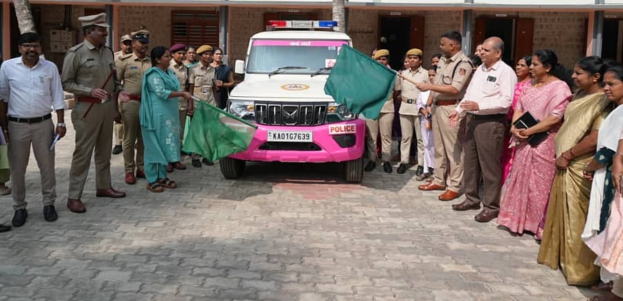 ಅಕ್ಕ ಪಡೆಯ ವಾಹನಕ್ಕೆ ಜಿಲ್ಲಾ ಪಂಚಾಯಿತಿ ಮುಖ್ಯ ಕಾರ್ಯನಿರ್ವಹಣಾಧಿಕಾರಿ ಎಚ್.ಎಸ್.ಕೀರ್ತನಾ ಹಾಗೂ ಜಿಲ್ಲಾ ಪೊಲೀಸ್ ವರಿಷ್ಠಾಧಿಕಾರಿ ಜಿತೇಂದ್ರ ಕುಮಾರ್ ದಯಾಮ ಚಾಲನೆ ನೀಡಿದರು