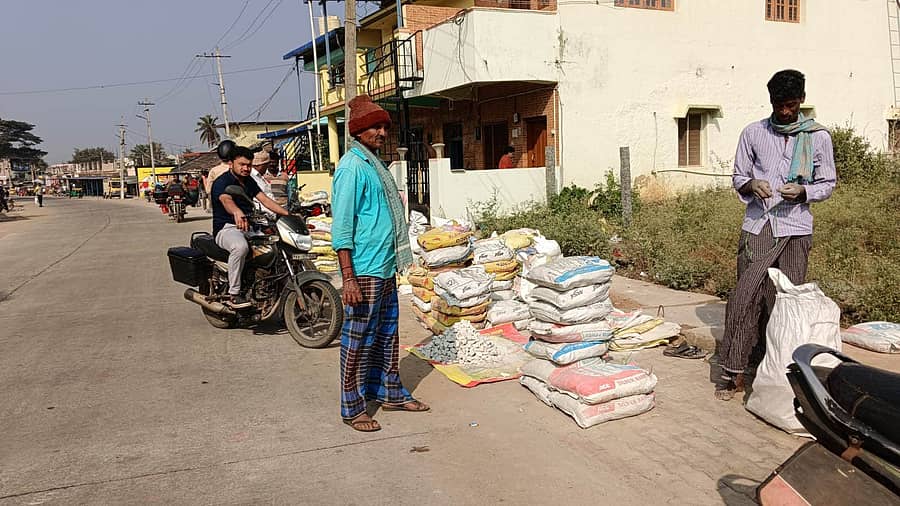 ಚಿಕ್ಕಜಾಜೂರಿನ ಸಂತೆ ಮೈದಾನದ ಮಾರ್ಗದ ರಸ್ತೆ ಬದಿಯಲ್ಲಿ ಸುಣ್ಣವನ್ನು ಮಾರಾಟ ಮಾಡುವ ವ್ಯಾಪಾರಿಗಳಿಂದ ಸುಣ್ಣದ ಚೀಲಗಳನ್ನು ಖರೀದಿಸುತ್ತಿರುವ ಗ್ರಾಹಕರು