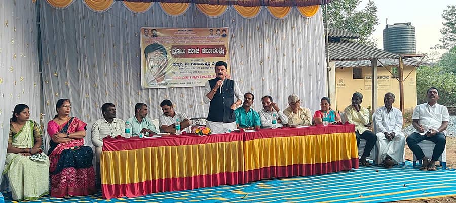 ಸಾಗರ ತಾಲ್ಲೂಕಿನ ಹುಲಿದೇವರಬನದಿಂದ ಹಸಿರುಮಕ್ಕಿವರೆಗಿನ ರಸ್ತೆ ನಿರ್ಮಾಣ ಕಾಮಗಾರಿಗೆ ಈಚೆಗೆ ಶಾಸಕ ಗೋಪಾಲಕೃಷ್ಣ ಬೇಳೂರು ಭೂಮಿ ಪೂಜೆ ನೆರವೇರಿಸಿ ಮಾತನಾಡಿದರು