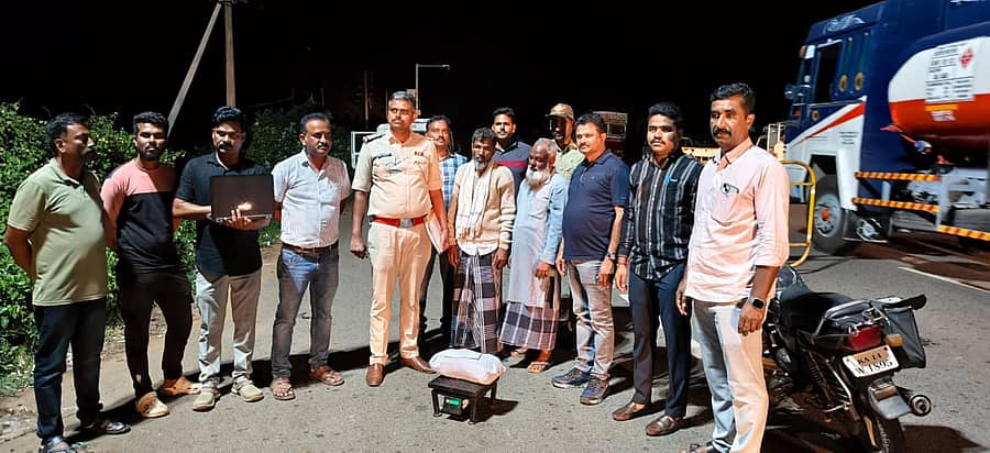 ದಾವಣಗೆರೆಯ ನ್ಯಾಮತಿ ಪೊಲೀಸ್ ಠಾಣೆ ವ್ಯಾಪ್ತಿಯಲ್ಲಿ ಮಾದಕ ದ್ರವ್ಯ ನಿಗ್ರಹ ಕಾರ್ಯಪಡೆಯ ಅಧಿಕಾರಿಗಳು ಆರೋಪಿಗಳನ್ನು ಬಂಧಿಸಿ ಡ್ರಗ್ಸ್ ವಶಪಡಿಸಿಕೊಂಡಿರುವುದು