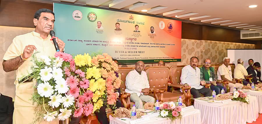 <div class="paragraphs"><p>ಮೈಸೂರಿನಲ್ಲಿ ಗುರುವಾರ ನಡೆದ ಅರಿಸಿನ ಬೆಳೆಗಾರರು, ಮಾರಾಟಗಾರರ ಸಮಾವೇಶದಲ್ಲಿ&nbsp;ರಾಷ್ಟ್ರೀಯ ಅರಿಸಿನ ಮಂಡಳಿ ಅಧ್ಯಕ್ಷ ಪಲ್ಲೆ ಗಂಗಾರೆಡ್ಡಿ ಮಾತನಾಡಿದರು </p></div>