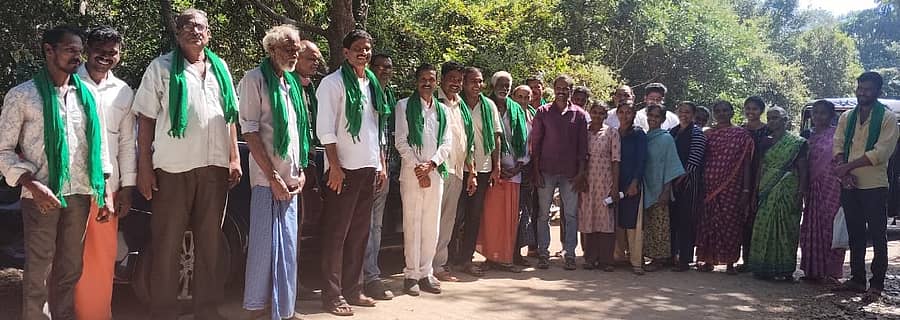 ಮೂಡುಬಿದಿರೆಯ ತೆಂಕಮಿಜಾರಿನ ಪಡೀಲ್ ಎಂಬಲ್ಲಿ ರೈತರಿಂದ ಪ್ರತಿಭಟನೆ ನಡೆಯಿತು