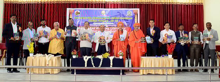 ಹುನಗುಂದದ ವಿ.ಎಂ.ಎಸ್.ಆರ್.ವಿ ಮಹಾವಿದ್ಯಾಲಯದಲ್ಲಿ ನಡೆದ ಕಾರ್ಯಕ್ರಮದಲ್ಲಿ ಪ್ರಾಧ್ಯಾಪಕ ಶಿವಾನಂದ ನಾಗಣ್ಣವರ ಐದು ಸಂಶೋಧನೆ ಗ್ರಂಥಗಳನ್ನು ಜಿಲ್ಲಾ ಲೋಕಾಯುಕ್ತ ಡಿವೈಎಸ್ಪಿ ಸುರೇಶ ರೆಡ್ಡಿ ಬಿಡುಗಡೆ ಮಾಡಿದರು