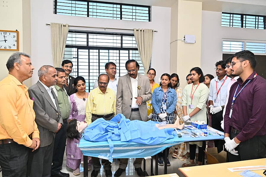 ಹುಬ್ಬಳ್ಳಿಯ ಕರ್ನಾಟಕ ವೈದ್ಯಕೀಯ ಮಹಾವಿದ್ಯಾಲಯ ಹಾಗೂ ಸಂಶೋಧನಾ ಸಂಸ್ಥೆಯಲ್ಲಿ (ಕೆಎಂಸಿಆರ್‌ಐ) ವಿದ್ಯಾರ್ಥಿಗಳ ಶೈಕ್ಷಣಿಕ ಸಂಘದ ವತಿಯಿಂದ ಗುರುವಾರ ನಡೆದ ‘ಸೆರೆಬ್ರಾಥಾನ್’ ರಾಷ್ಟ್ರಮಟ್ಟದ ಅಂತರ ಕಾಲೇಜು ಶೈಕ್ಷಣಿಕ ಕಾರ್ಯಕ್ರಮದ ಅಂಗವಾಗಿ ವಿದ್ಯಾರ್ಥಿಗಳಿಗೆ ಶಸ್ತ್ರಚಿಕಿತ್ಸೆ ಕುರಿತು ಪ್ರಾಯೋಗಿಕ ತರಬೇತಿ ನೀಡಲಾಯಿತು