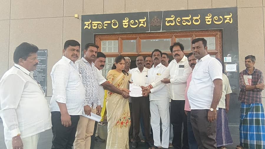 ಹನೂರು ತಾಲ್ಲೂಕು ಬೈರನತ್ತ ಗ್ರಾಮದಲ್ಲಿ ಪರಿಶಿಷ್ಟ ಜಾತಿಯ ಸ್ಮಶಾನ ದಾರಿಯನ್ನು ಮುಚ್ಚಲಾಗಿದ್ದು ತೆರವು ಮಾಡಿಸಬೇಕು ಎಂದು ಒತ್ತಾಯಿಸಿ ಡಾ.ಬಾಬು ಜಗಜೀವನರಾಂ ಸಂಘಟನೆಗಳ ಒಕ್ಕೂಟದ ವತಿಯಿಂದ ಜಿಲ್ಲಾಧಿಕಾರಿ ಶ್ರೀರೂಪಾ ಅವರಿಗೆ ಮನವಿ ಸಲ್ಲಿಸಲಾಯಿತು