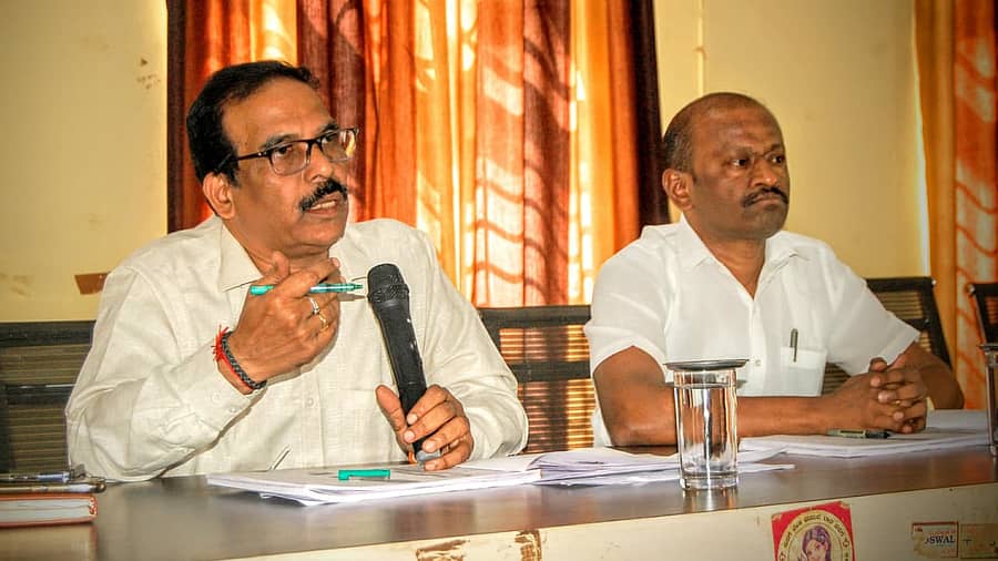 ಹುಬ್ಬಳ್ಳಿಯ ತಾಲ್ಲೂಕು ಪಂಚಾಯಿತಿ ಸಭಾಭವನದಲ್ಲಿ ಗುರುವಾರ ನಡೆದ ಸಾಮಾನ್ಯ ಸಭೆಯಲ್ಲಿ ಜಿಲ್ಲಾ ಪಂಚಾಯಿತಿ ಮುಖ್ಯ ಯೋಜನಾಧಿಕಾರಿ ದೀಪಕ ಮಡಿವಾಳರ ಮಾತನಾಡಿದರು