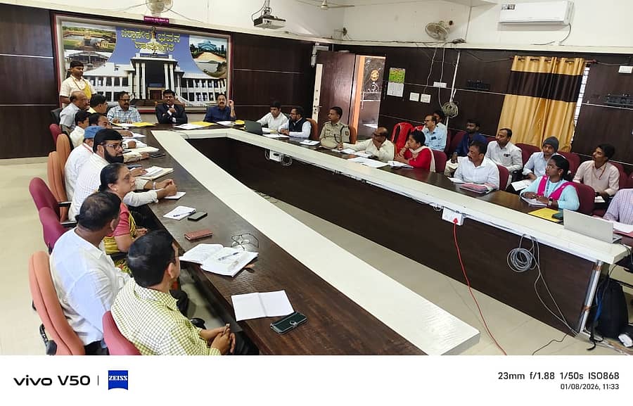 ದಾವಣಗೆರೆಯ ಜಿಲ್ಲಾಡಳಿತ ಭವನದಲ್ಲಿ ಗುರುವಾರ ನಡೆದ ತಂಬಾಕು ನಿಯಂತ್ರಣ ಕೋಶದ ಜಿಲ್ಲಾ ಸಮನ್ವಯ ಸಮಿತಿಯ ಮೂರನೇ ತ್ರೈಮಾಸಿಕ ಪ್ರಗತಿ ಪರಿಶೀಲನಾ ಸಭೆಯಲ್ಲಿ ಜಿಲ್ಲಾ ಕಾನೂನು ಸೇವಾ ಪ್ರಾಧಿಕಾರದ ಸದಸ್ಯ ಕಾರ್ಯದರ್ಶಿ ಮಹಾವೀರ ಕರೆಣ್ಣವರ ಮಾತನಾಡಿದರು