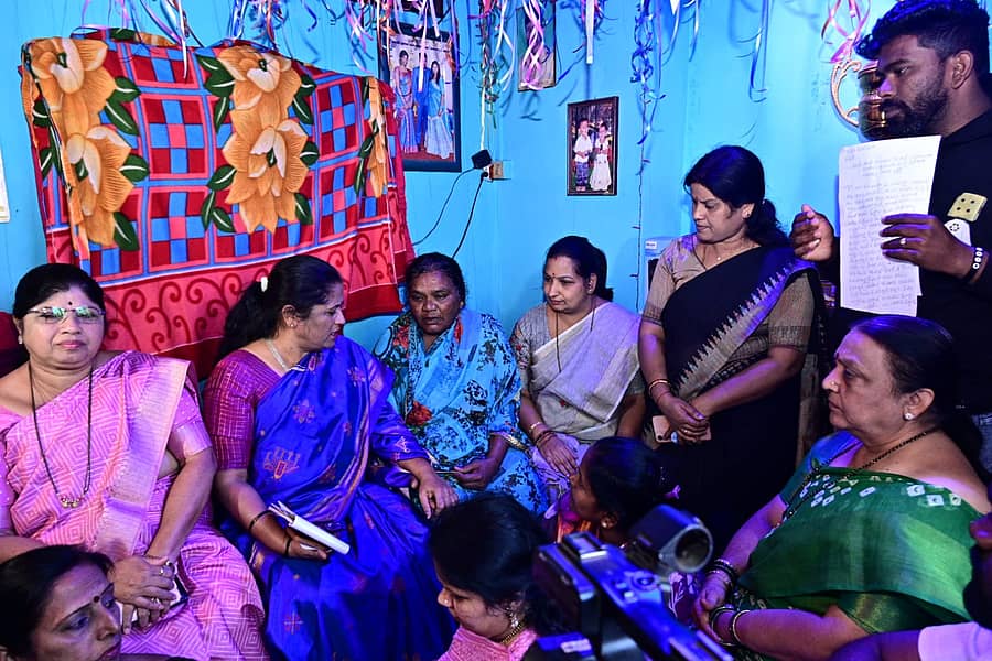 <div class="paragraphs"><p>ಸುಜಾತಾ ಹಂಡಿ ಮನೆಗೆ ಬಿಜೆಪಿ ಮಹಿಳಾ ಮೋರ್ಚಾ ಸದಸ್ಯರ ಭೇಟಿ</p></div>