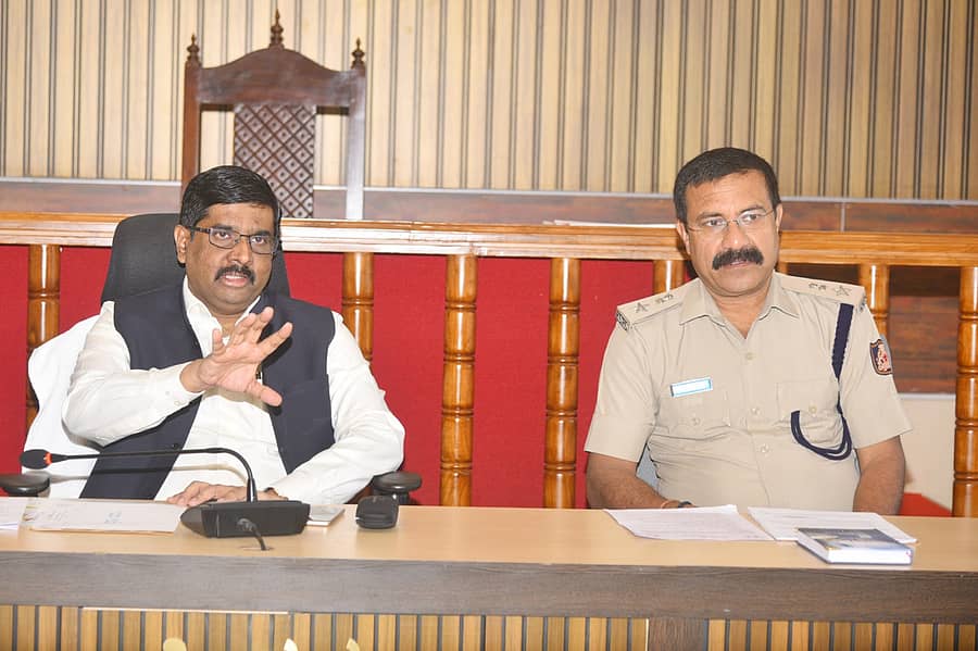 ಜಿಲ್ಲಾಧಿಕಾರಿ ಎಸ್.ಜೆ.ಸೋಮಶೇಖರ್ ಅವರು ಗುರುವಾರ ವಿವಿಧ ಸಭೆಗಳಲ್ಲಿ ಅಧಿಕಾರಿಗಳಿಗೆ ಸೂಚನೆಗಳನ್ನು ನೀಡಿದರು. ಹೆಚ್ಚುವರಿ ಪೊಲೀಸ್ ವರಿಷ್ಠಾಧಿಕಾರಿ ದಿನೇಶ್‌ಕುಮಾರ್ ಭಾಗವಹಿಸಿದ್ದರು