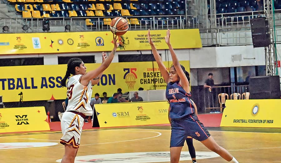 ದೆಹಲಿ (ಬಲಗಡೆ) ತಂಡದ ಆಟಗಾರ್ತಿ ಮುನ್ನುಗ್ಗದಂತೆ ತಡೆಯುವ ಯತ್ನದಲ್ಲಿ ಕರ್ನಾಟಕದ ಶ್ರುತಿ ಅರವಿಂದ್.
