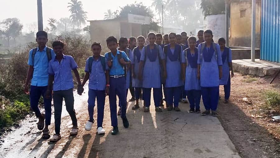 ಕುಷ್ಟಗಿ ತಾಲ್ಲೂಕಿನ ನೀರಲೂಟಿ ಗ್ರಾಮದ ವಿದ್ಯಾರ್ಥಿಗಳು ಬಸ್ ಅನಾನುಕೂಲದಿಂದ ಗುರುವಾರ ಕಾಲ್ನಡಿಗೆಯಲ್ಲಿ ತೆರಳಿದರು