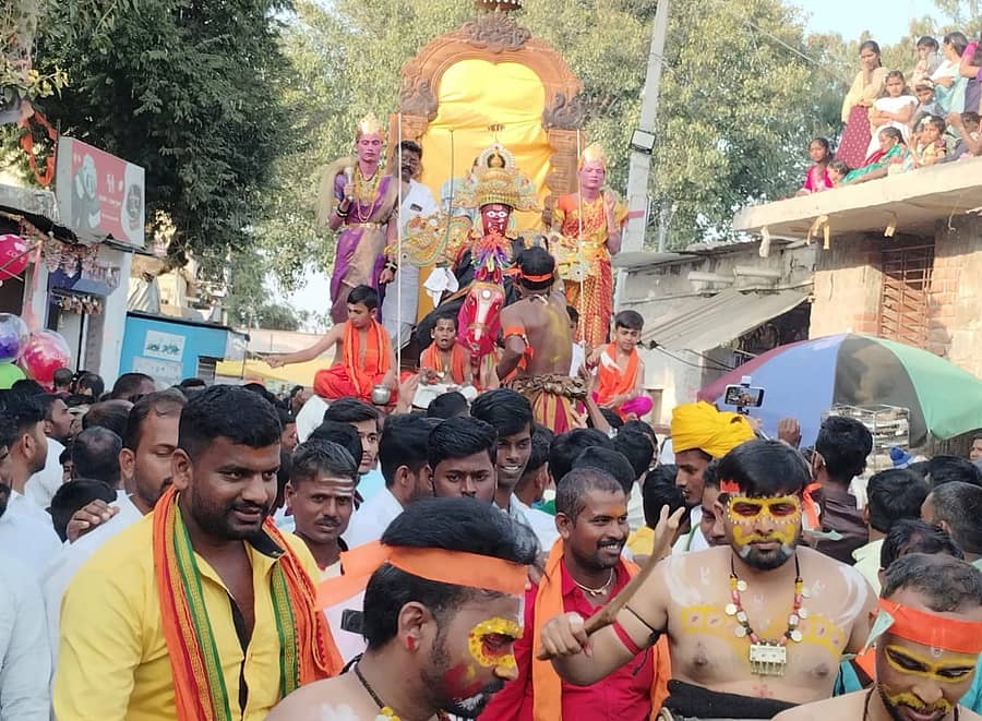 ಆಲಮಟ್ಟಿ ಸಮೀಪದ ವಂದಾಲದಲ್ಲಿ ಗುರುವಾರ ಬನಶಂಕರಿ ದೇವಿ ಜಾತ್ರೆ ಅಂಗವಾಗಿ 'ದ್ಯಾಮವ್ವನ ಸೋಗು' ಎಂಬ ವಿಶೇಷ ಅಲಂಕಾರದ ಮೆರವಣಿಗೆ ಸಹಸ್ರಾರು ಭಕ್ತರ ಸಮ್ಮುಖದಲ್ಲಿ ಜರುಗಿತು