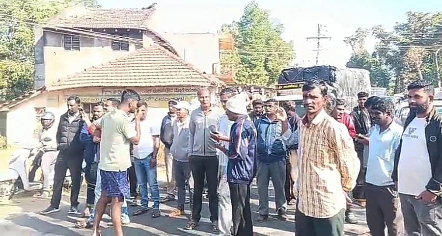 ಬೇಲೂರು ತಾಲ್ಲೂಕಿನ ತೊಳಲು ಗ್ರಾಮದಲ್ಲಿ ಕಾಡಾನೆ ಸಮಸ್ಯೆಗೆ ಶಾಶ್ವತ ಪರಿಹಾರ ನೀಡಬೇಕೆಂದು ಪ್ರತಿಭಟಿಸಲಾಯಿತು