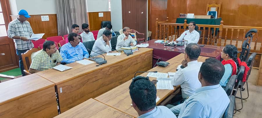 ಮಂಡ್ಯ ಜಿಲ್ಲಾಧಿಕಾರಿ ಕಚೇರಿಯಲ್ಲಿ 2024-25ನೇ ಸಾಲಿನ ಪ್ರವಾಸೋದ್ಯಮ ಇಲಾಖೆಯ ಮೊಬೈಲ್ ಕ್ಯಾಂಟೀನ್ ಖರೀದಿಗಾಗಿ ₹5 ಲಕ್ಷಗಳ ಸಹಾಯಧನ ವಿತರಣೆ ಯೋಜನೆಯಡಿ ಸಹಾಯಧನ ಬಿಡುಗಡೆ ಮಾಡುವ ಸಂಬಂಧ ಗುರುವಾರ ಜಿಲ್ಲಾಧಿಕಾರಿ ಕುಮಾರ ಅಧ್ಯಕ್ಷತೆಯಲ್ಲಿ ಸಭೆ ನಡೆಯಿತು 