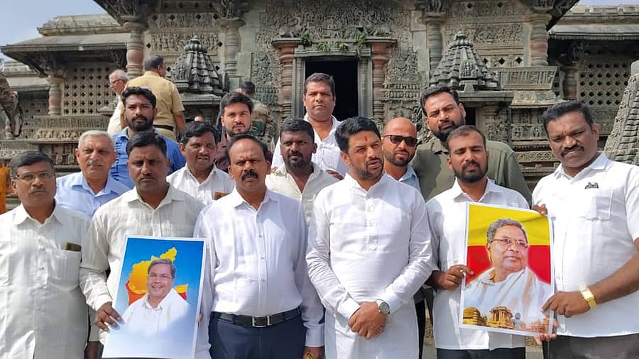 ಮುಖ್ಯಮಂತ್ರಿ ಸಿದ್ದರಾಮಯ್ಯ ಅವರು ಐದು ವರ್ಷಗಳ ಕಾಲ ಮುಖ್ಯಮಂತ್ರಿಯಾಗಿ ಮುಂದುವರಿಯಲಿ ಎಂದು ಅಹಿಂದ ವರ್ಗಗಳ ಒಕ್ಕೂಟದಿಂದ ಬೇಲೂರಿನ ಚನ್ನಕೇಶವ ದೇವಾಲಯದಲ್ಲಿ ವಿಶೇಷ ಪೂಜೆ ಸಲ್ಲಿಸಲಾಯಿತು. ಪ್ರಮುಖರಾದ ಬಿ.ಎಂ. ಸಂತೋಷ್, ಬಿ. ಎಂ. ರಂಗನಾಥ ಪಾಲ್ಗೊಂಡಿದ್ದರು