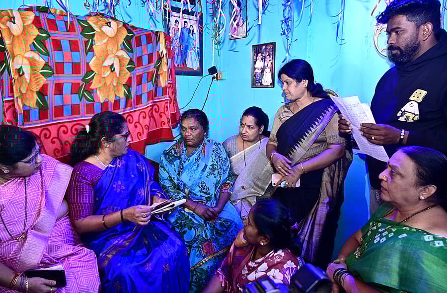 ಹುಬ್ಬಳ್ಳಿಯ ಚಾಲುಕ್ಯ ನಗರದಲ್ಲಿರುವ ಸುಜಾತಾ ಹಂಡಿ ಅವರ ಮನೆಗೆ ಬಿಜೆಪಿ ರಾಜ್ಯ ಮಹಿಳಾ ಮೋರ್ಚಾ ಅಧ್ಯಕ್ಷೆ ಸಿ.ಮಂಜುಳಾ ಅವರು ಗುರುವಾರ ಭೇಟಿ ನೀಡಿ, ಘಟನೆ ಕುರಿತು ಕುಟುಂಬದವರಿಂದ ಮಾಹಿತಿ ಪಡೆದರು
ಪ್ರಜಾವಾಣಿ ಚಿತ್ರ