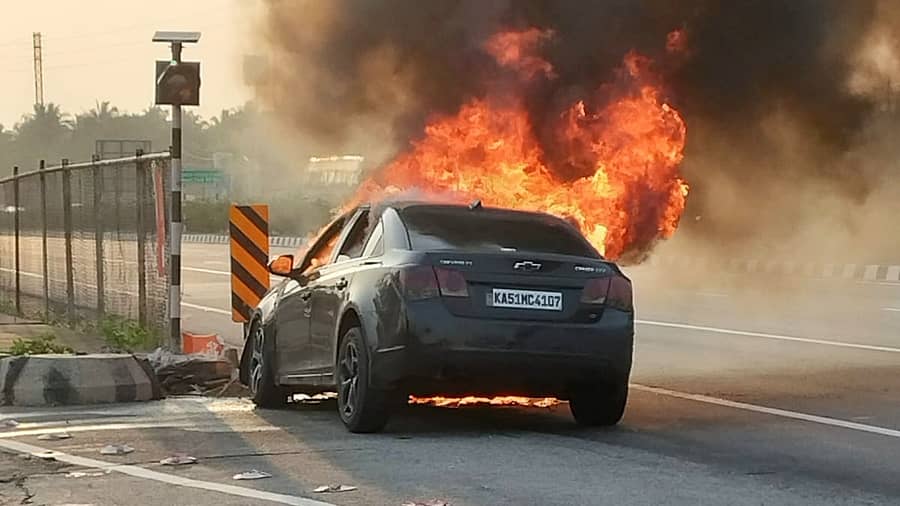 <div class="paragraphs"><p>ಬೆಂಗಳೂರು– ಮೈಸೂರು ಹೆದ್ದಾರಿಯಲ್ಲಿ ಹೊತ್ತಿ ಉರಿದ ಕಾರು</p></div>