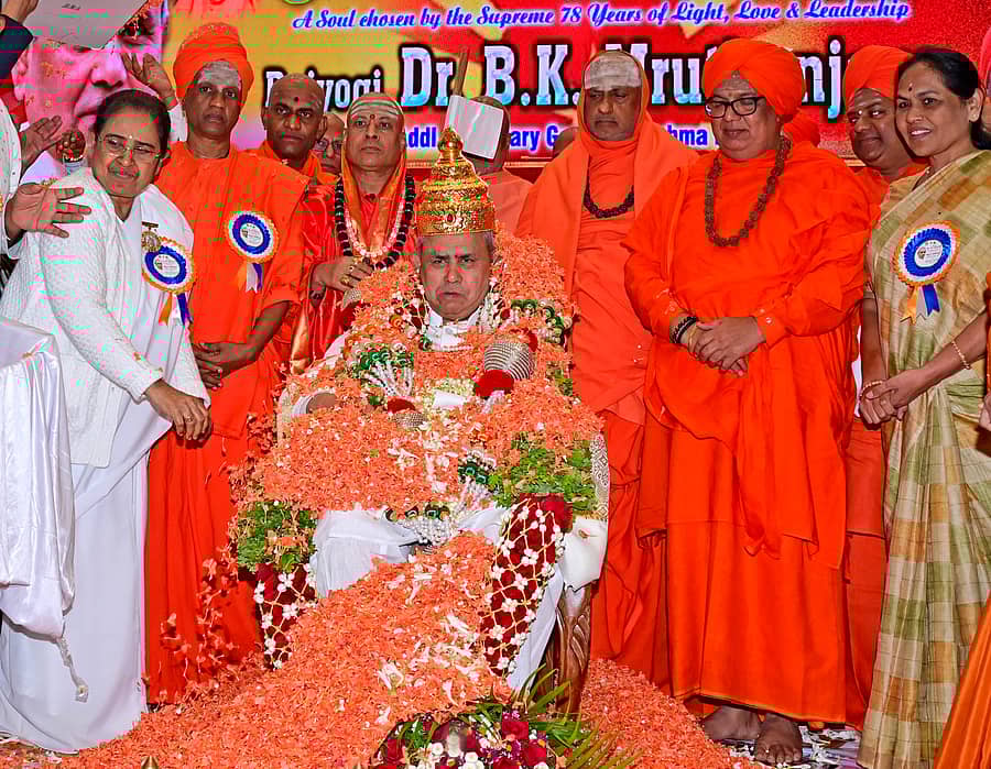 ಅಭಿನಂದನಾ ಕಾರ್ಯಕ್ರಮದಲ್ಲಿ ಬಿ.ಕೆ. ಮೃತ್ಯುಂಜಯ ಅವರಿಗೆ ಚಿನ್ನದ ಕೀರಿಟ ತೊಡಿಸಿ ಗೌರವಿಸಲಾಯಿತು. ಸಿದ್ದಲಿಂಗ ಸ್ವಾಮೀಜಿ, ನಿಶ್ಚಲಾನಂದನಾಥ ಸ್ವಾಮೀಜಿ, ಚನ್ನಸಿದ್ಧರಾಮ ಪಂಡಿತಾರಾಧ್ಯ ಶಿವಾಚಾರ್ಯ ಸ್ವಾಮೀಜಿ, ಶಿವರಾತ್ರಿ ದೇಶಿಕೇಂದ್ರ ಸ್ವಾಮೀಜಿ, ಚಂದ್ರಶೇಖರ ಶಿವಾಚಾರ್ಯ ಸ್ವಾಮೀಜಿ ಮತ್ತು ಶೋಭಾ ಕರಂದ್ಲಾಜೆ ಉಪಸ್ಥಿತರಿದ್ದರು –ಪ್ರಜಾವಾಣಿ ಚಿತ್ರ