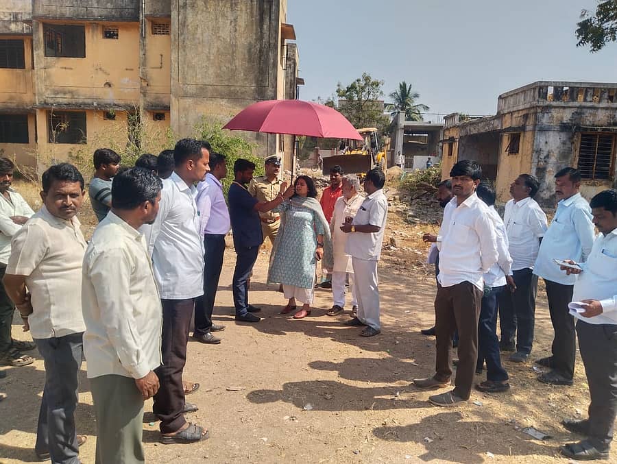 ಯಡ್ರಾಮಿ ಪಟ್ಟಣದ ಪಬ್ಲಿಕ್ ಶಾಲೆ ಆವರಣವನ್ನು ಸಹಾಯಕ ಆಯುಕ್ತೆ ಸಾಹಿತ್ಯ ಆಲದಕಟ್ಟಿ ಹಾಗೂ ಅಧಿಕಾರಿಗಳು ಪರಿಶೀಲಿಸಿದರು 