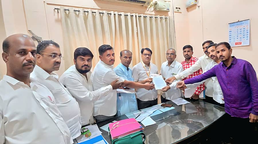 ಅಖಿಲ ಕರ್ನಾಟಕ ಭೋವಿ ಸಮಾಜ ಬಹುಪಯೋಗಿ ಕಲ್ಯಾಣ ಸಂಘದವರು ಜಿಲ್ಲಾಧಿಕಾರಿ ಕಚೇರಿ ಸಿಬ್ಬಂದಿಗೆ ಮನವಿ ಸಲ್ಲಿಸಿದರು