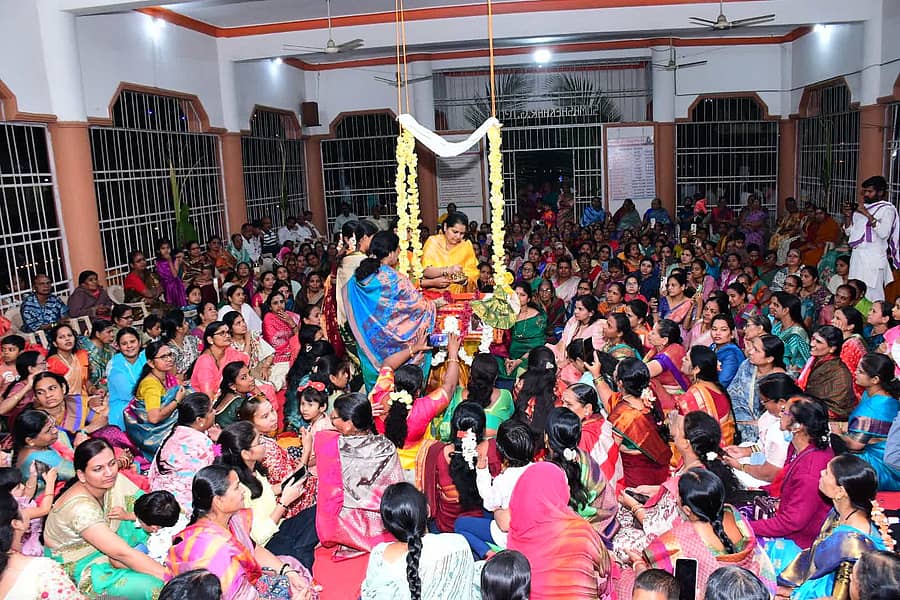 ಕಲಬುರಗಿಯ ಗೋದುತಾಯಿ ನಗರದ ಶಿವಮಂದಿರದಲ್ಲಿ ನಡೆದ ಶರಣ ಬಸವೇಶ್ವರರ ಮಹಾತೊಟ್ಟಿಲೋತ್ಸವದಲ್ಲಿ ನೂರಾರು ಮಹಿಳೆಯರು ಪಾಲ್ಗೊಂಡಿದ್ದರು