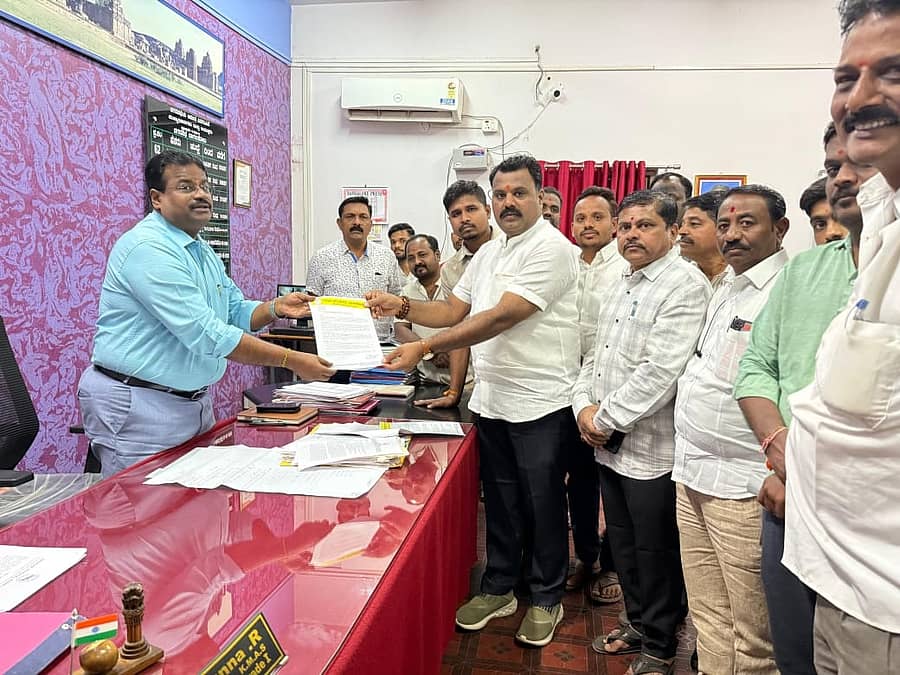 ಬೀದಿನಾಯಿ ನಿಯಂತ್ರಿಸುವಂತೆ ಆಗ್ರಹಿಸಿ ಗಿರೀಶ ಫೌಂಡೇಷನ್‌ ವತಿಯಿಂದ ನಗರಸಭೆ ಪೌರಾಯುಕ್ತ ವಾಸಣ್ಣ ಅವರಿಗ ಗುರುವಾರ ಮನವಿ ಸಲ್ಲಿಸಲಾಯಿತು