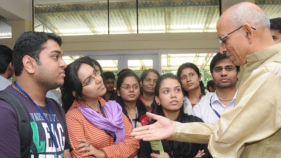 <div class="paragraphs"><p>ಮಾಧವ ಗಾಡ್ಗೀಳ್‌ ಅವರೊಂದಿಗೆ&nbsp;ವಿದ್ಯಾರ್ಥಿಗಳ ಸಮಾಲೋಚನೆ</p></div>