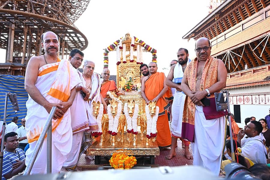 ಚಿನ್ನದ ಭಗವದ್ಗೀತೆಯನ್ನು ಸುವರ್ಣ ರಥದಲ್ಲಿಟ್ಟು ಮೆರವಣಿಗೆ ಮಾಡಲಾಯಿತು