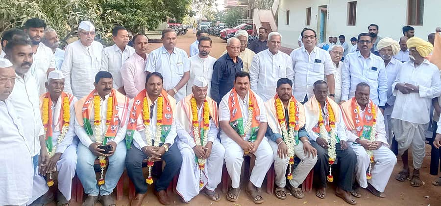 ತೇರದಾಳದಲ್ಲಿ ಹಲವು ಕಾಂಗ್ರೆಸ್ ಮುಖಂಡರು ಶಾಸಕ ಸಿದ್ದು ಸವದಿ ನೇತೃತ್ವದಲ್ಲಿ ಬಿಜೆಪಿಗೆ ಸೇರ್ಪಡೆಯಾದರು