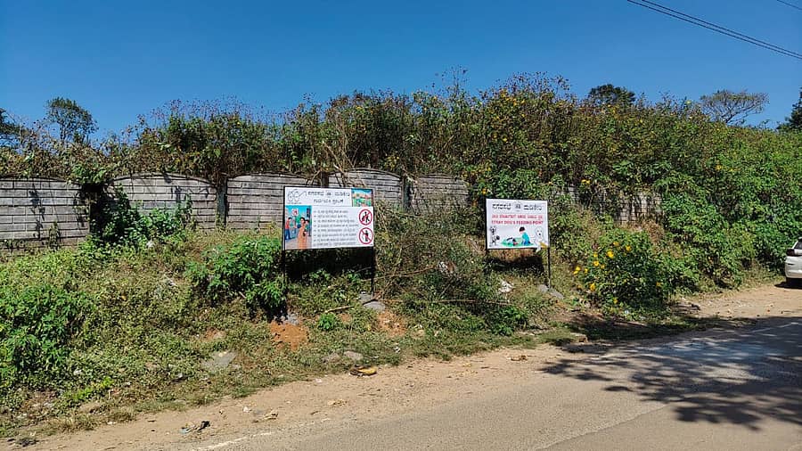 <div class="paragraphs"><p>ಮಡಿಕೇರಿ ನಗರದ ಮುತ್ತಪ್ಪ ದೇಗುಲಕ್ಕೆ ಹೋಗುವ ರಸ್ತೆಯಲ್ಲಿ ಬೀದಿನಾಯಿಗಳಿಗೆ ಆಹಾರ ಹಾಕುವ ಸ್ಥಳವನ್ನು ನಿಗದಿಪಡಿಸಿ ನಗರಸಭೆಯು ಫಲಕ ಹಾಕಿದೆ</p></div>